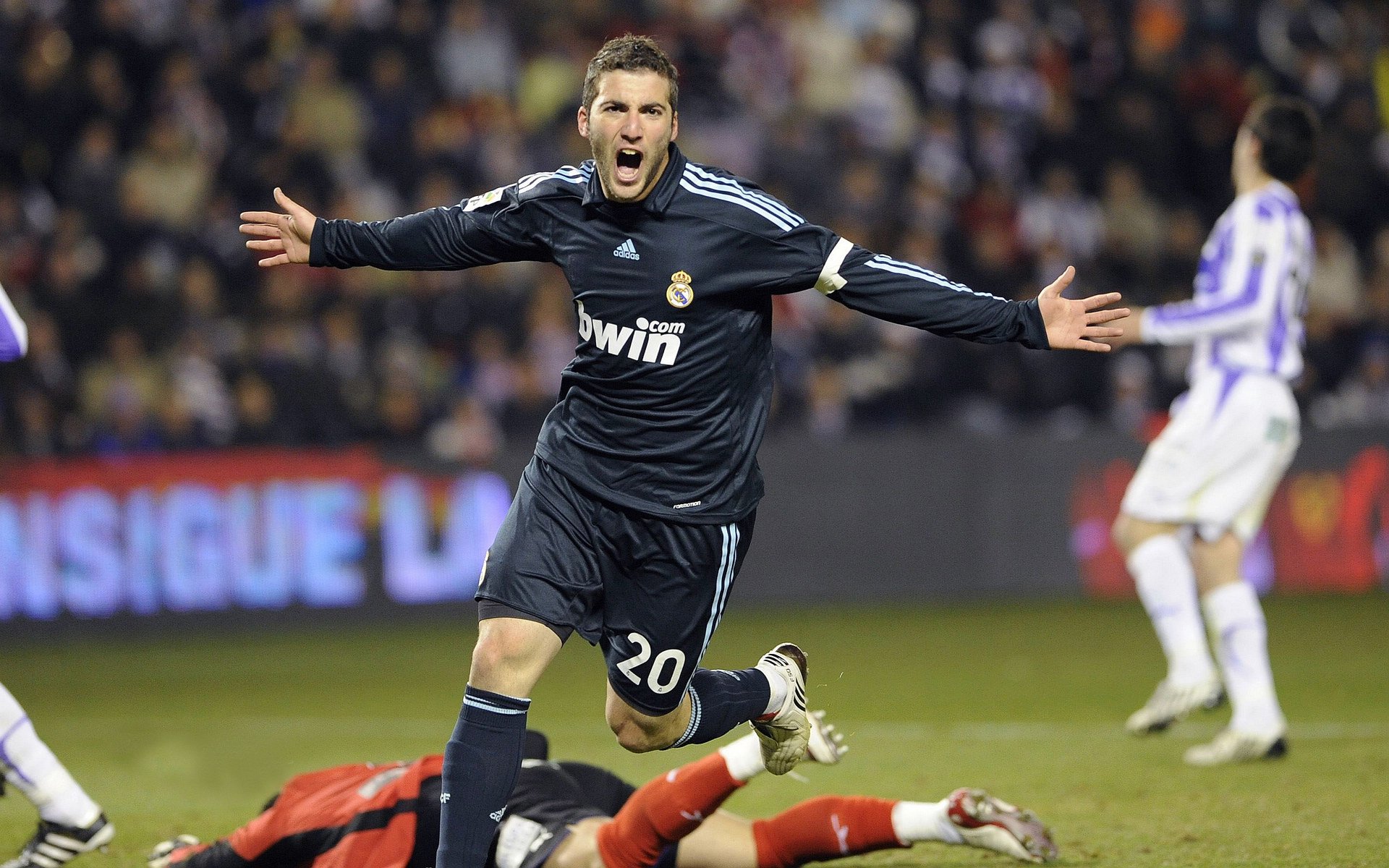 华体会app-贝林厄姆惊世倒钩破门！法国友谊赛1-0力克马竞，中场新星闪耀雨夜  第2张